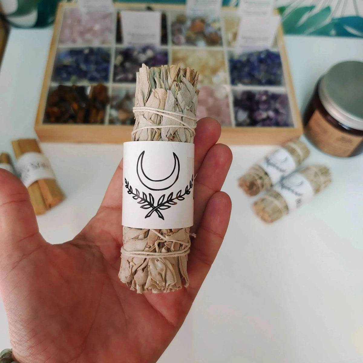 Un bâton de sauge blanche écologique de La Bougie Herbivore, idéal pour la purification et la méditation