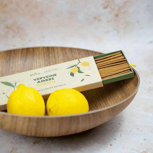 Encens parfum naturel Verveine Ambre Citron de La Bougie Herbivore, présenté avec des citrons frais
