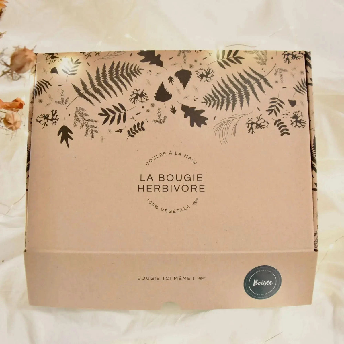 Kit bougies parfumées artisanales dans un emballage écologique avec design floral de La Bougie Herbivore