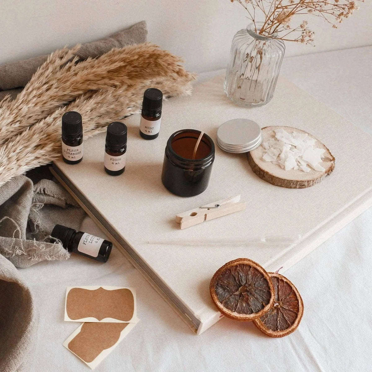 Kit bougies parfumées artisanales avec huiles essentielles, accessoires et décorations naturelles