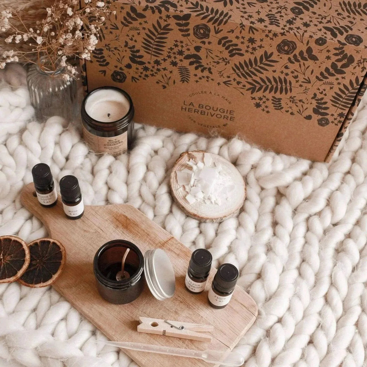 Kit bougies parfumées artisanales de La Bougie Herbivore avec accessoires, Sauge, Encens, Palo Santo et bois de oud