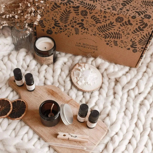 Kit bougies parfumées artisanales de La Bougie Herbivore avec accessoires, Sauge, Encens, Palo Santo et bois de oud