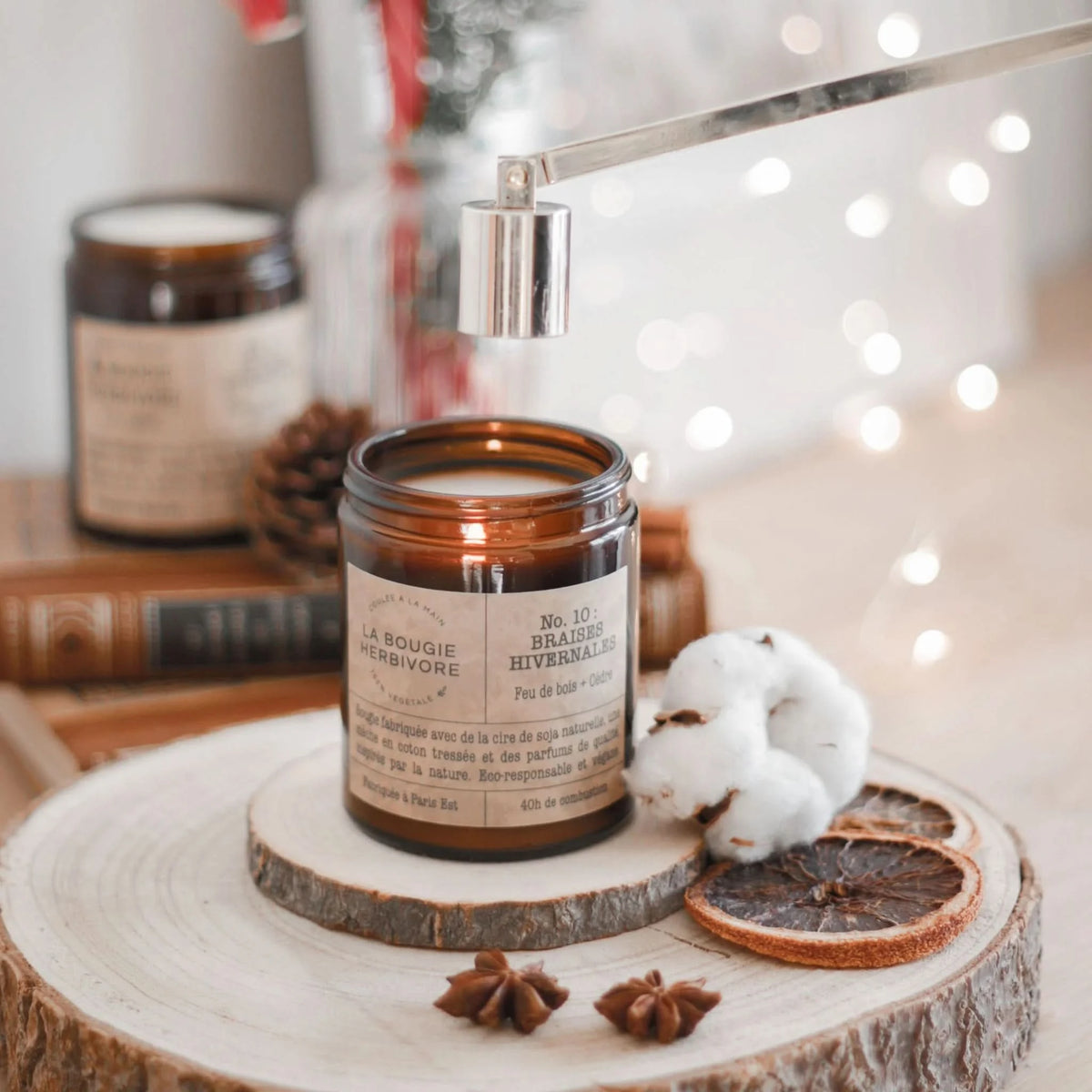 Bougie parfumée feu de bois Cèdre No. 10 BRAISES HIVERNALES - La Bougie Herbivore  BOUGIE_25H/90G-N10 19.99 EUR Bougies La Bougie Herbivore