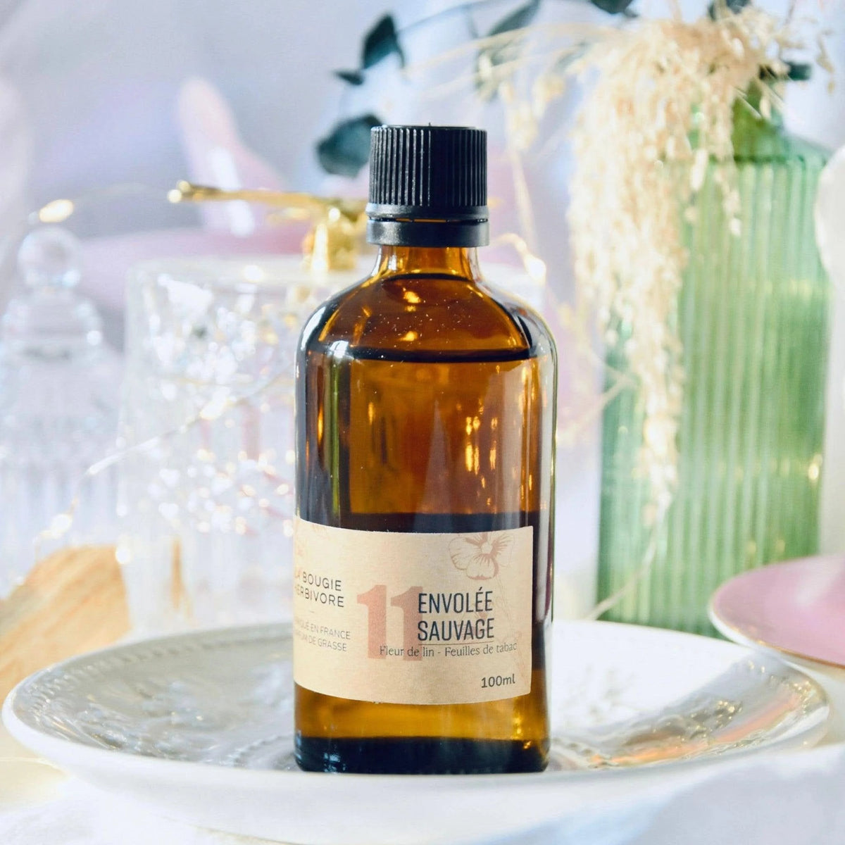Diffuseur parfum artisanal en verre ambré de La Bougie Herbivore, avec étiquette Envolée Sauvage