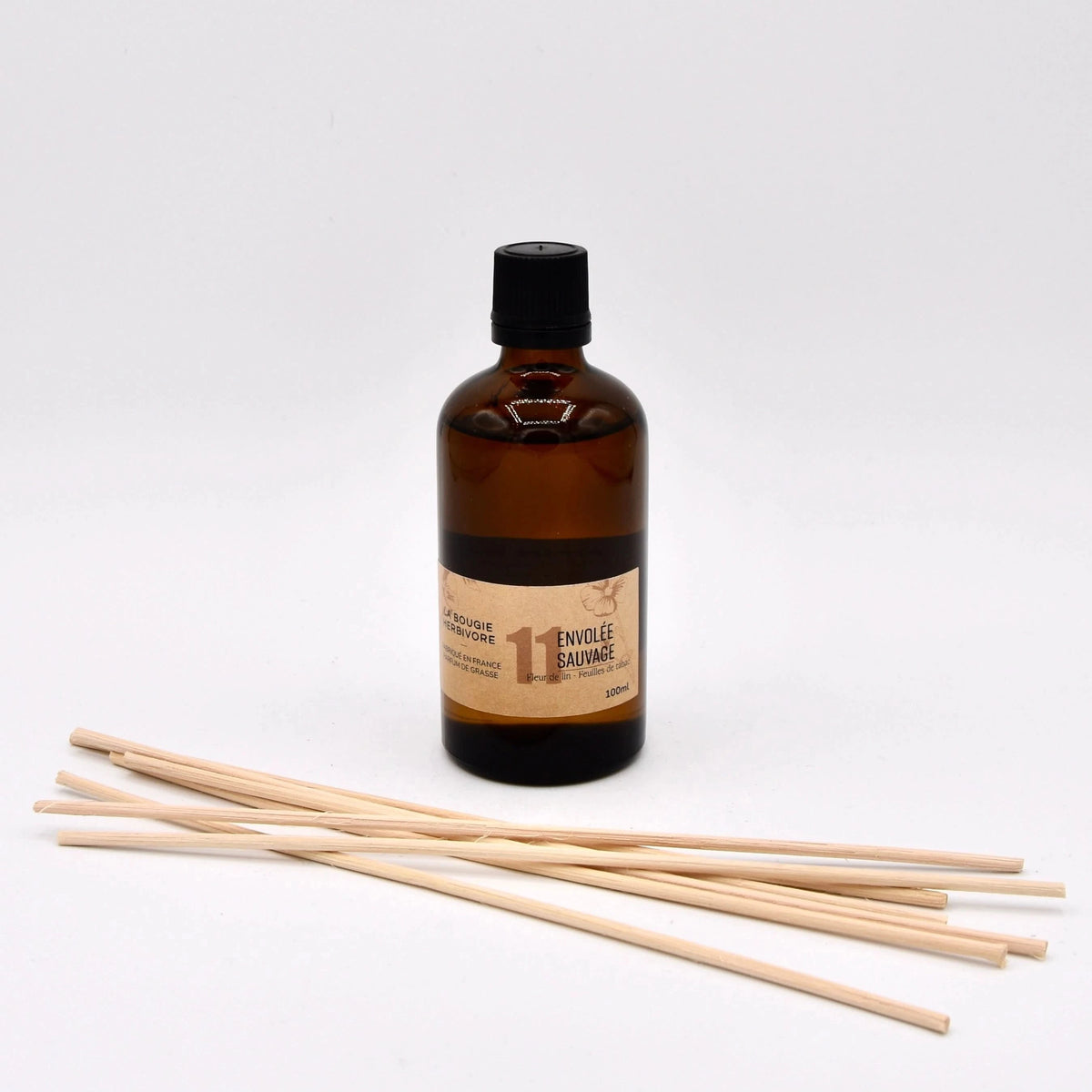 Diffuseur parfum artisanal avec huile essentielle et tiges en bois pour une ambiance relaxante
