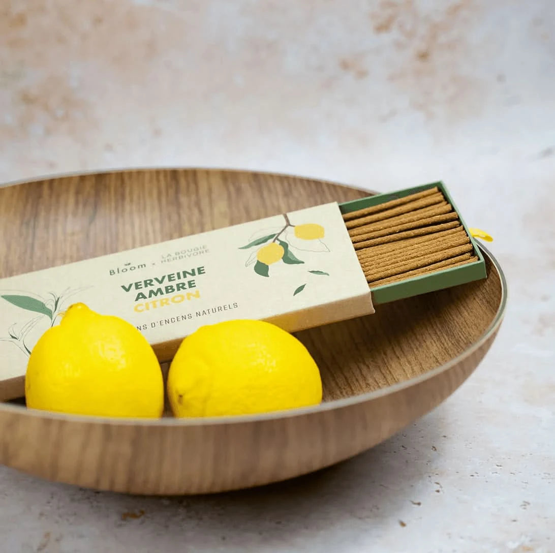 Encens parfum naturel Verveine Ambre Citron de La Bougie Herbivore, présenté avec des citrons frais