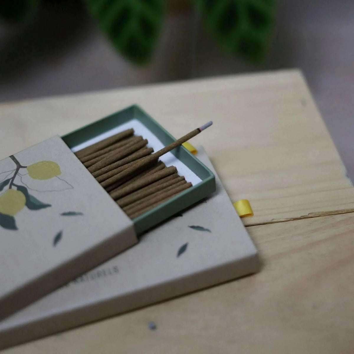 Encens parfum naturel en bâtonnets de La Bougie Herbivore dans un emballage élégant aux motifs de citronniers