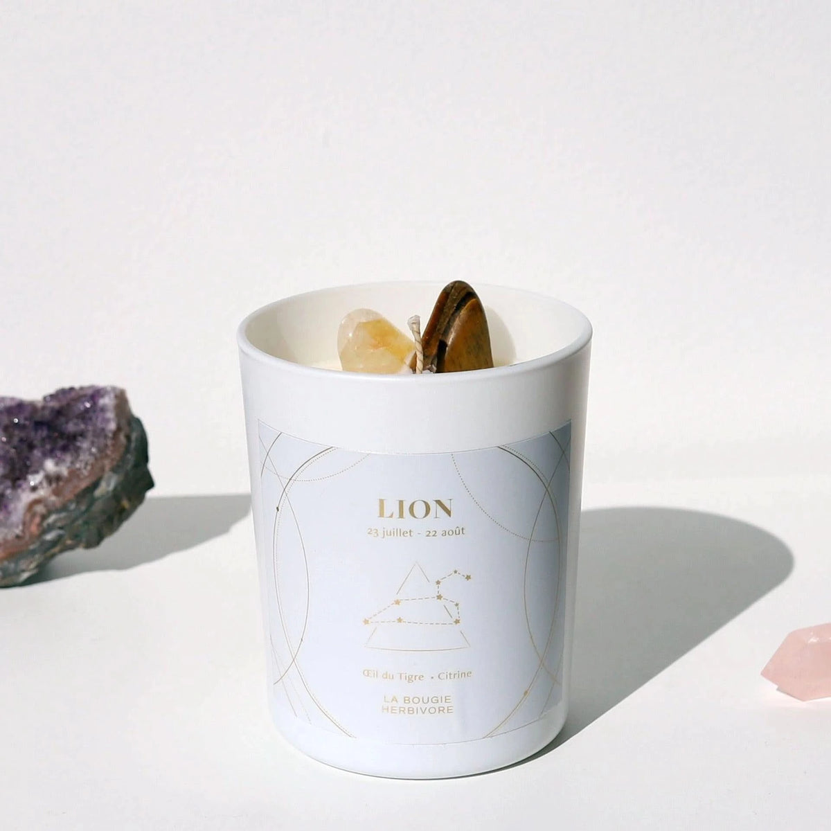 Bougie astro lion de La Bougie Herbivore, décorée avec des cristaux et des motifs astrologiques