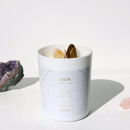 Bougie astro lion de La Bougie Herbivore, décorée avec des cristaux et des motifs astrologiques
