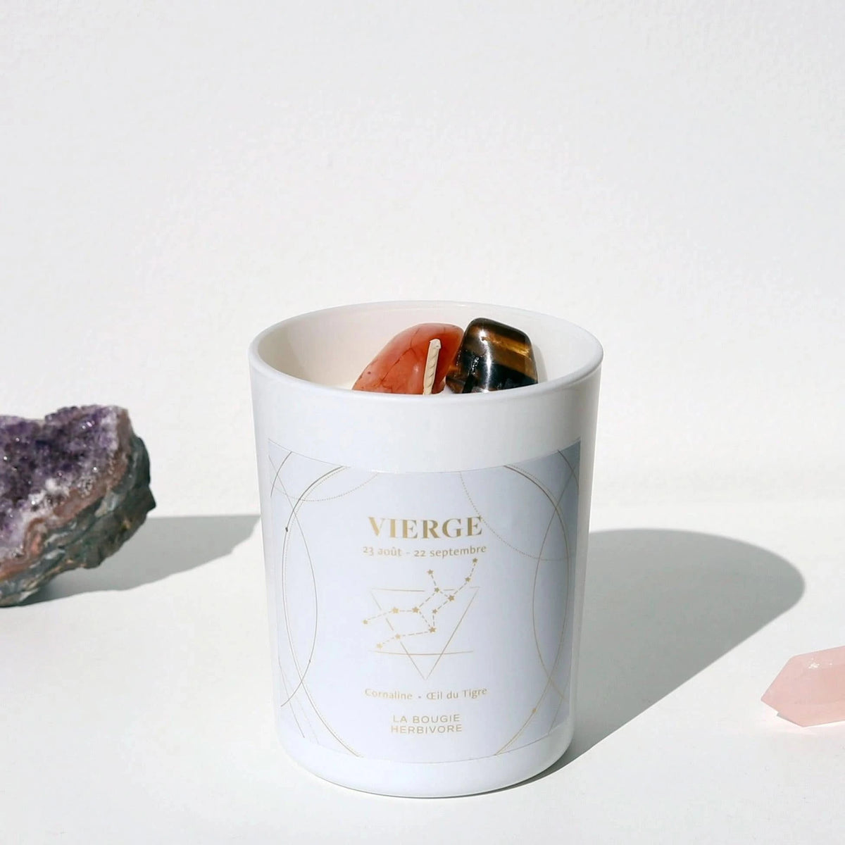 Bougie astrologique signe Vierge de La Bougie Herbivore avec cristaux et design élégant