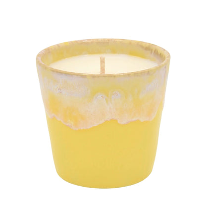 Bougie en grès jaune de La Bougie Herbivore avec une mèche centrale pour une ambiance chaleureuse