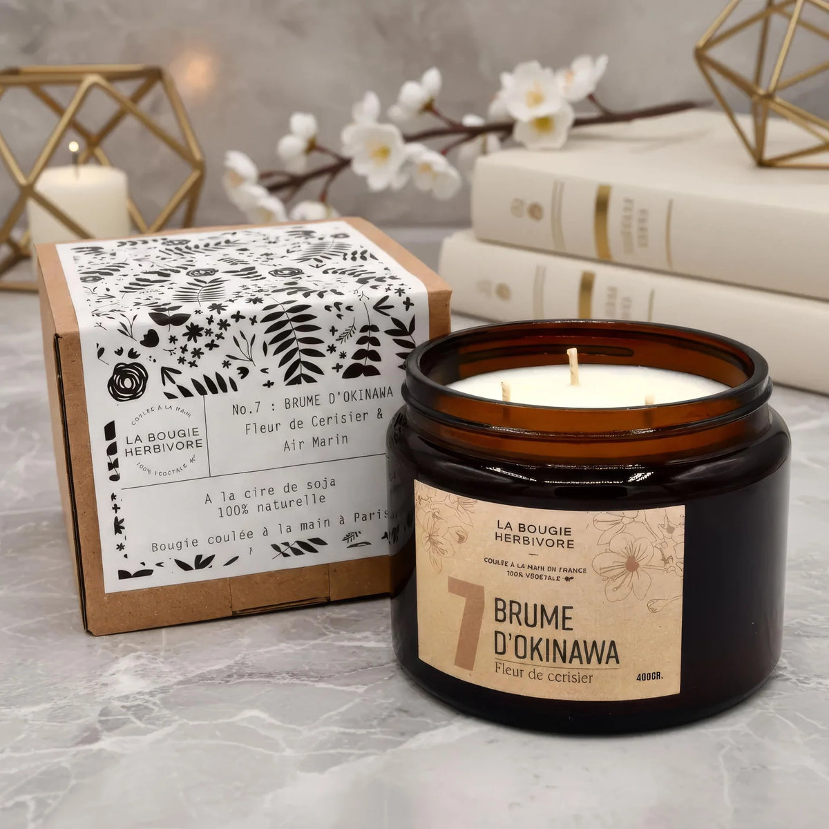 Bougie parfumée fleur de cerisier de La Bougie Herbivore dans un pot en verre élégant de 400g