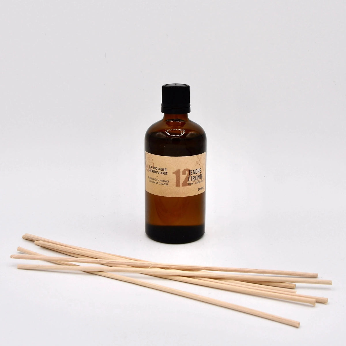 Diffuseur de parfum rose cardamome de La Bougie Herbivore avec tiges en bois pour une fragrance apaisante