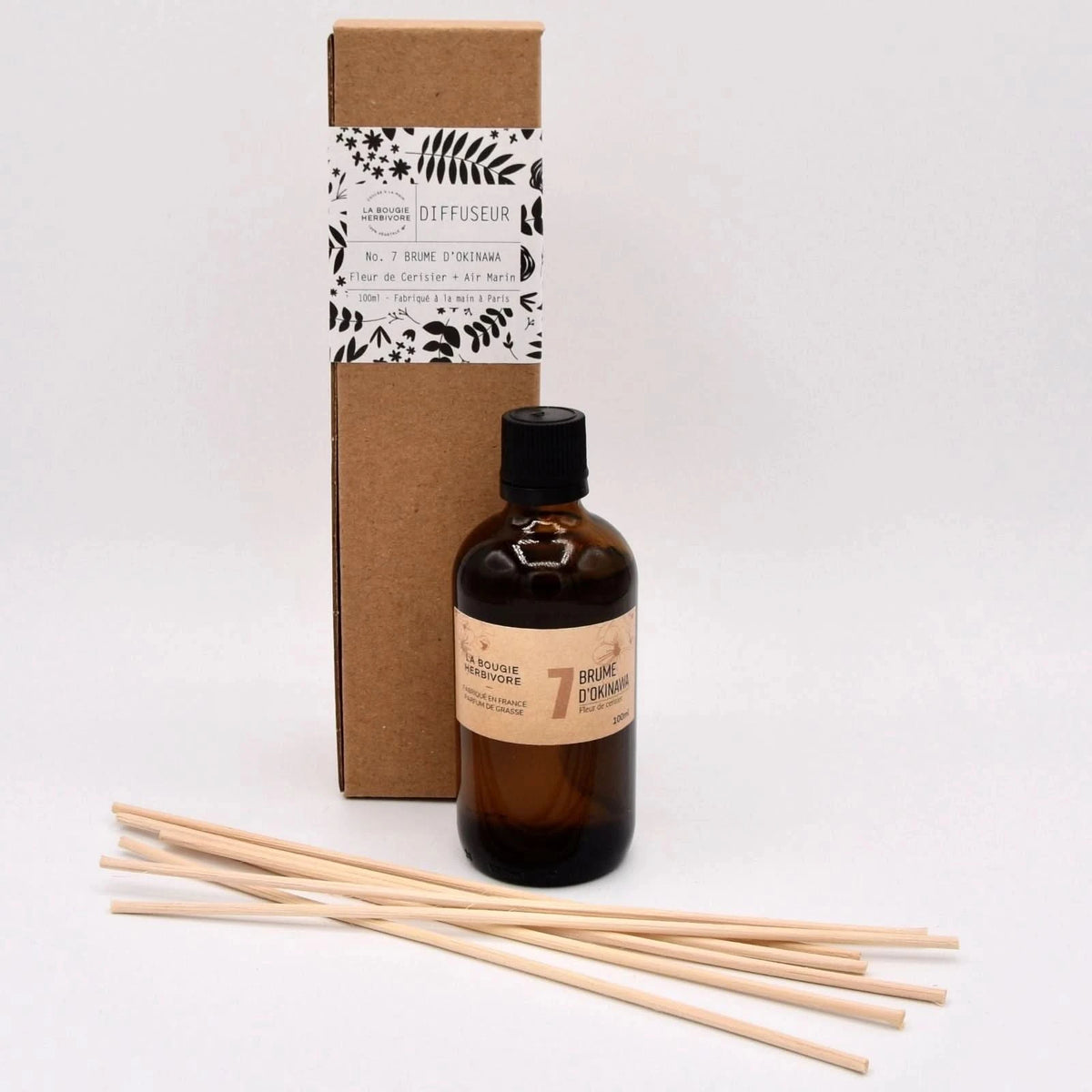Diffuseur parfum fleur de cerisier de La Bougie Herbivore avec tiges en bois pour une diffusion élégante