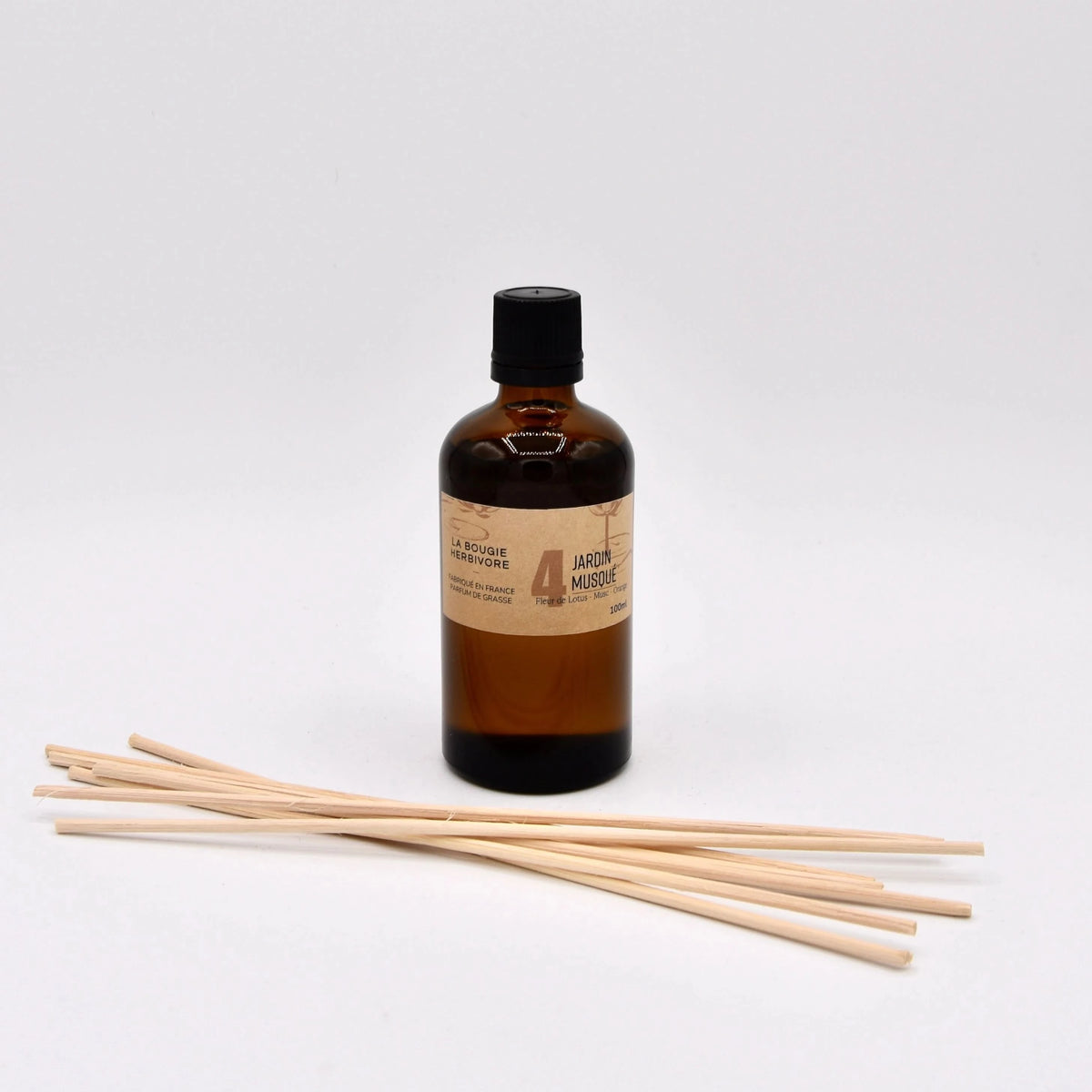 Diffuseur parfum musc et orange en verre avec tiges en bois, design élégant pour une ambiance fraîche