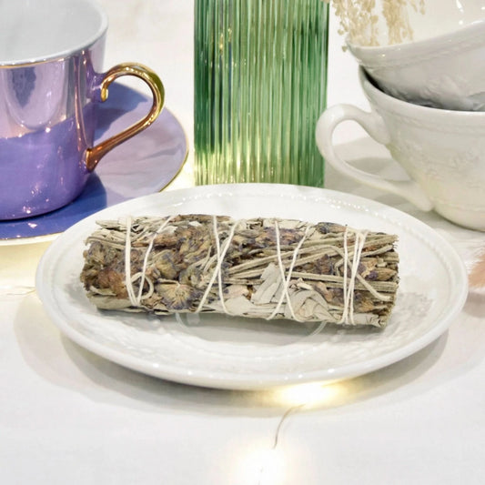 Fagot lavande apaisante sur une assiette blanche, accompagné de tasses élégantes et d'une décoration douce