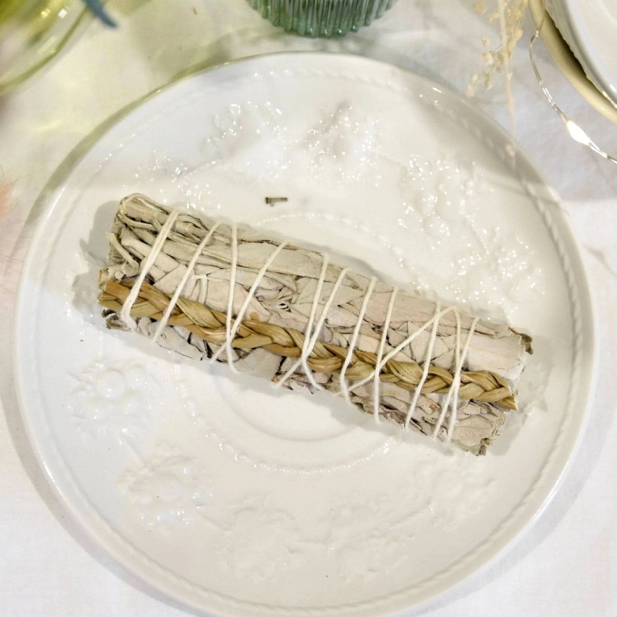 Bâton d'encens Foin de Sainte-Marie acheter sur une assiette blanche, parfait pour la purification