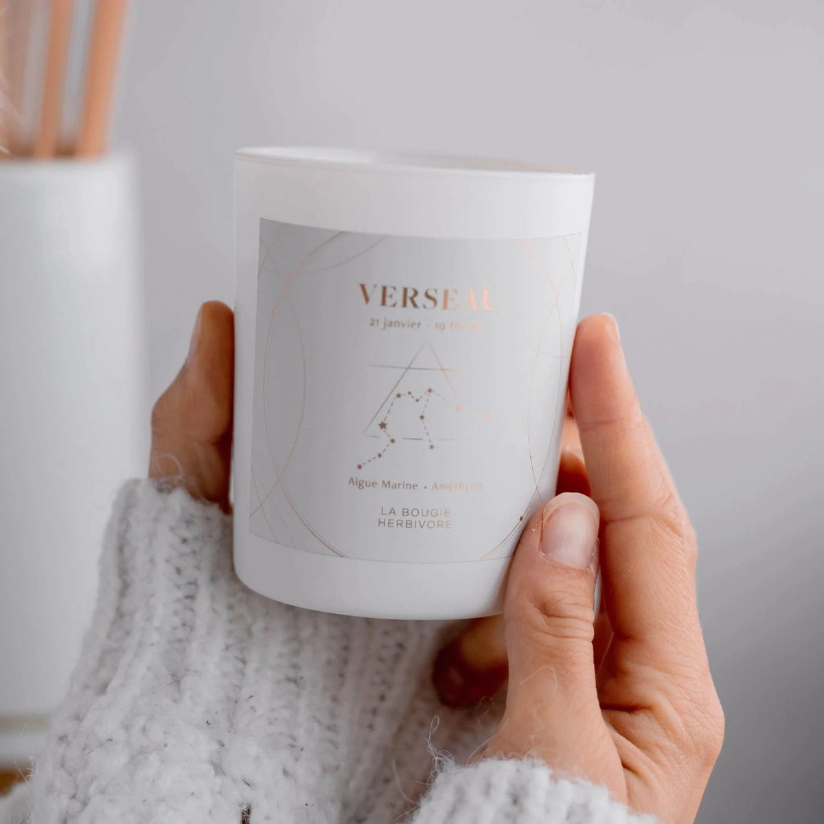 Bougie astrologique Verseau de La Bougie Herbivore dans un pot blanc, décorée avec des motifs élégants