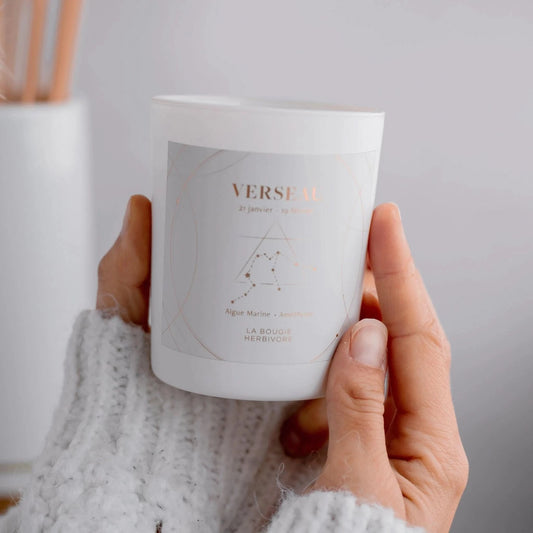 Bougie astrologique Verseau de La Bougie Herbivore dans un pot blanc, décorée avec des motifs élégants