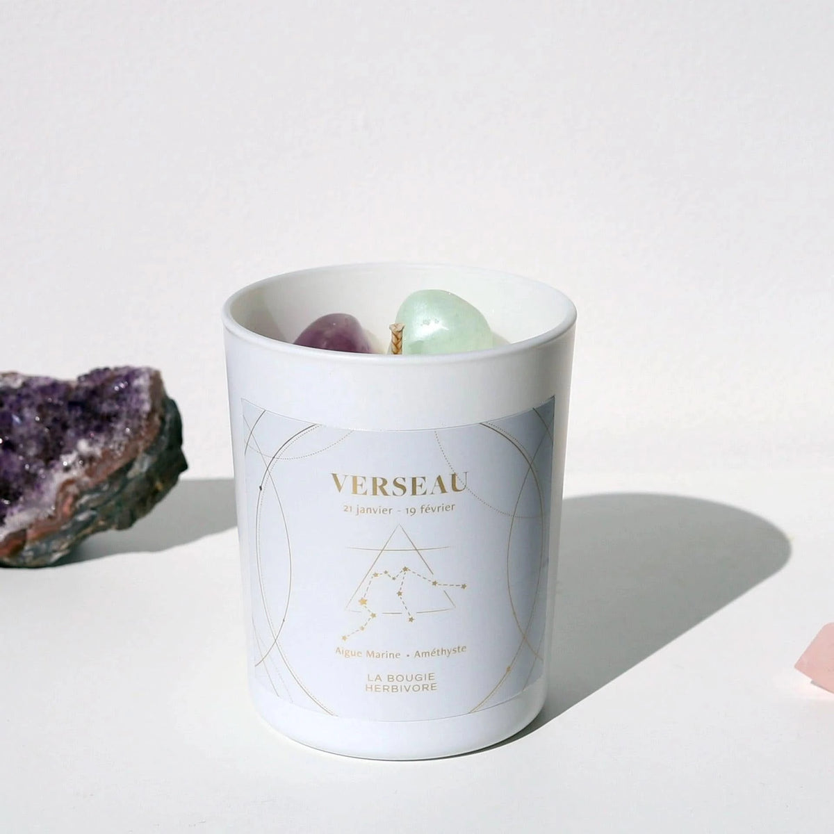 Bougie astrologique Verseau de La Bougie Herbivore avec pierres naturelles et design élégant