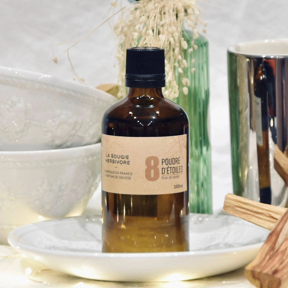 Diffuseur de parfum jasmin maison de La Bougie Herbivore dans une bouteille en verre de 100 ml