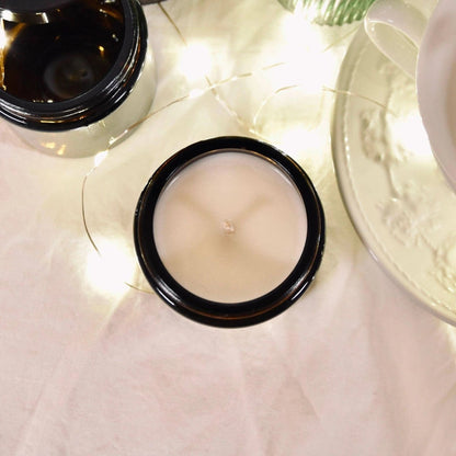 Bougie parfumée forêt en verre noir, idéale pour une ambiance relaxante et naturelle dans votre intérieur