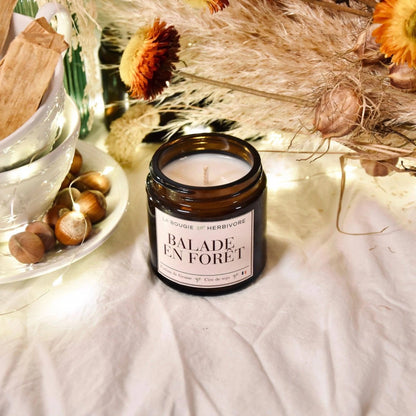 Bougie parfumée forêt 'Balade en Forêt' dans un pot en verre, ambiance chaleureuse et naturelle