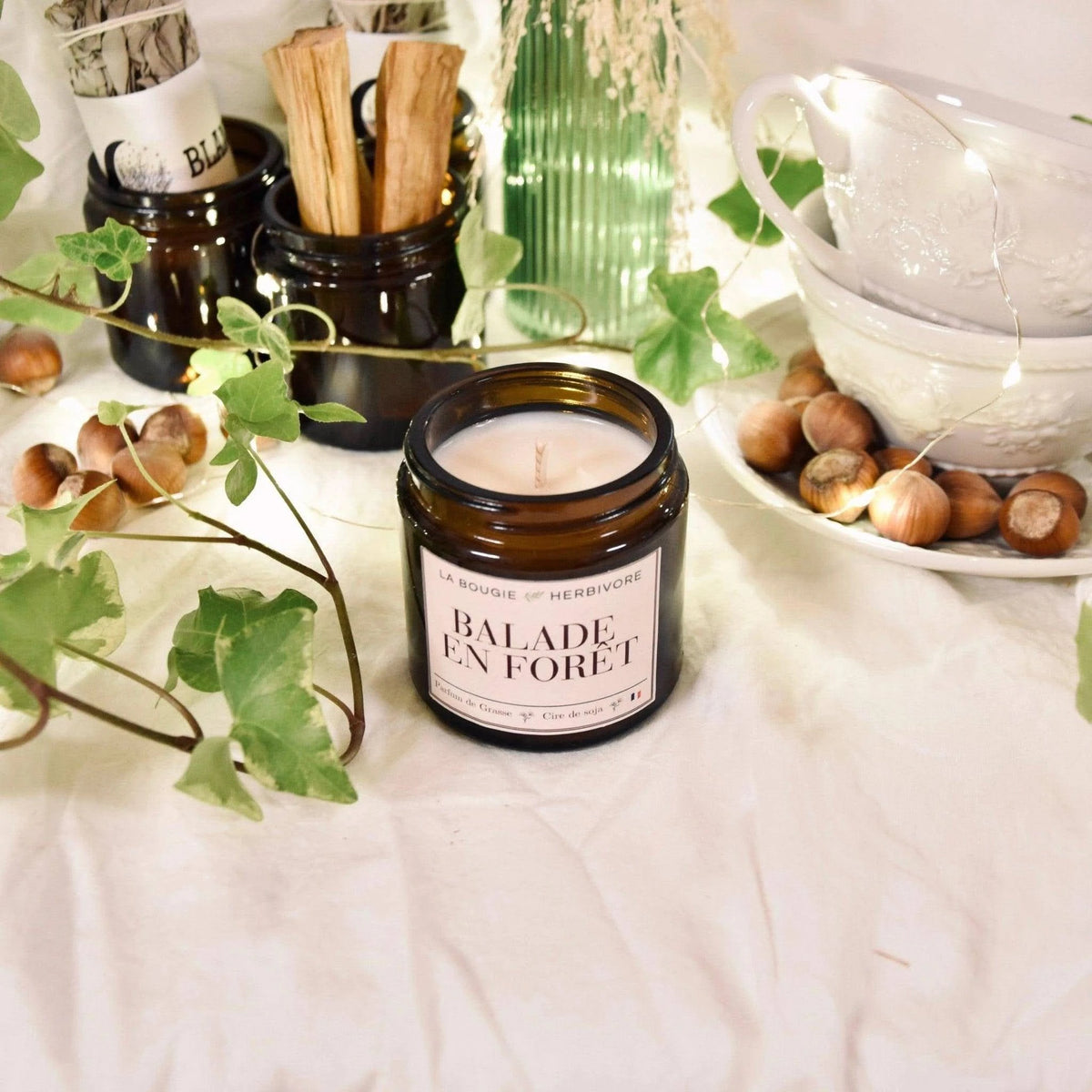 Bougie parfumée forêt de La Bougie Herbivore avec parfum naturel dans un pot en verre élégant