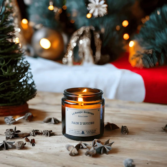 Pack bougies Noël de La Bougie Herbivore avec une bougie parfumée pain d'épices sur une table festive
