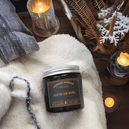Pack bougies Noël de La Bougie Herbivore avec une bougie Sapin de Noël dans une ambiance chaleureuse