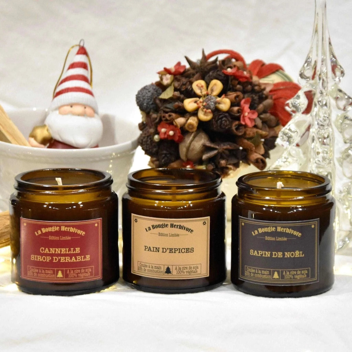 Trois bougies artisanales de Noël de La Bougie Herbivore avec parfums cannelle, pain d'épices, sapin de Noël