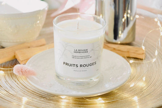 Bougie cire de soja artisanale Fruits rouges dans un verre transparent avec étiquetage élégant