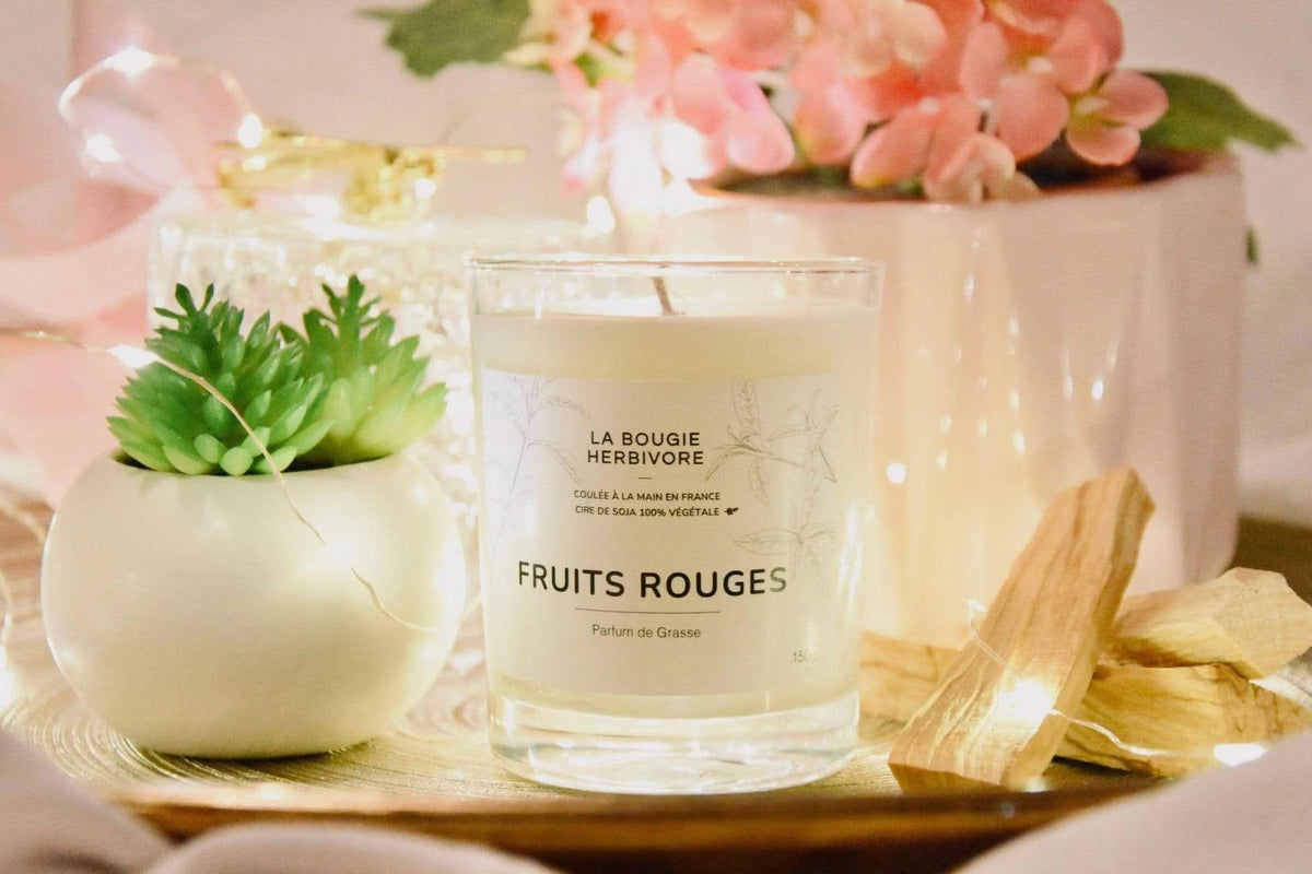 Bougie cire de soja artisanale Fruits rouges de La Bougie Herbivore dans un décor apaisant avec des fleurs