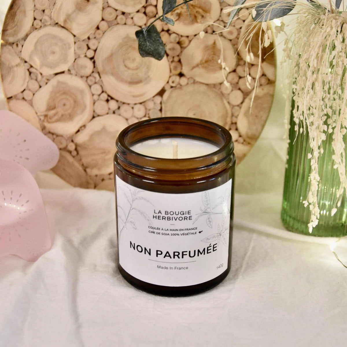 Bougie cire de soja sans parfum de La Bougie Herbivore dans un pot en verre, ambiance intérieure apaisante