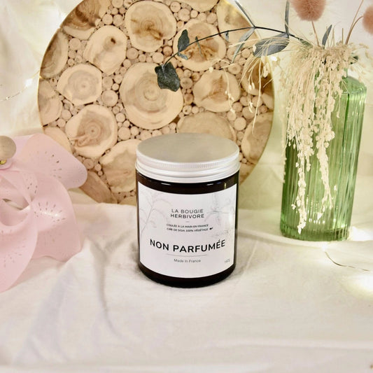 Bougie cire de soja sans parfum dans un pot en verre, étiquetée non parfumée, artisanale et made in France