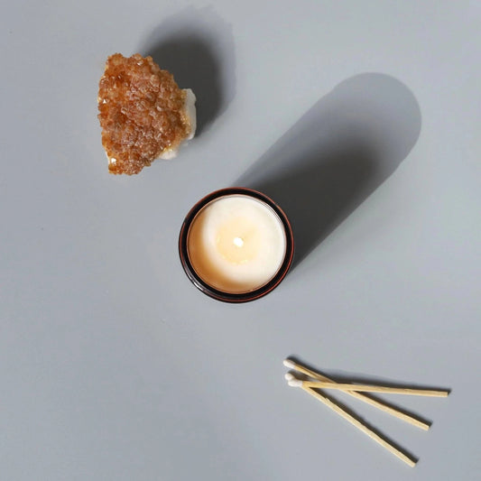 Bougie écologique sans parfum en pot noir avec allumettes et pierre de cristal