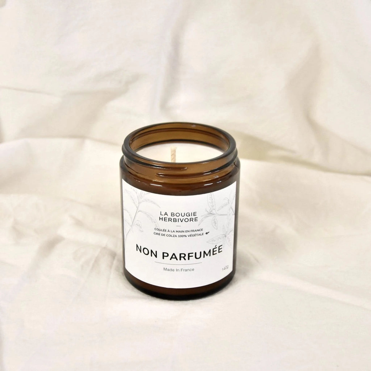 Bougie écologique sans parfum de La Bougie Herbivore, présentée dans un pot en verre élégant