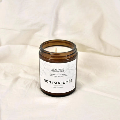 Bougie écologique sans parfum de La Bougie Herbivore, présentée dans un pot en verre élégant