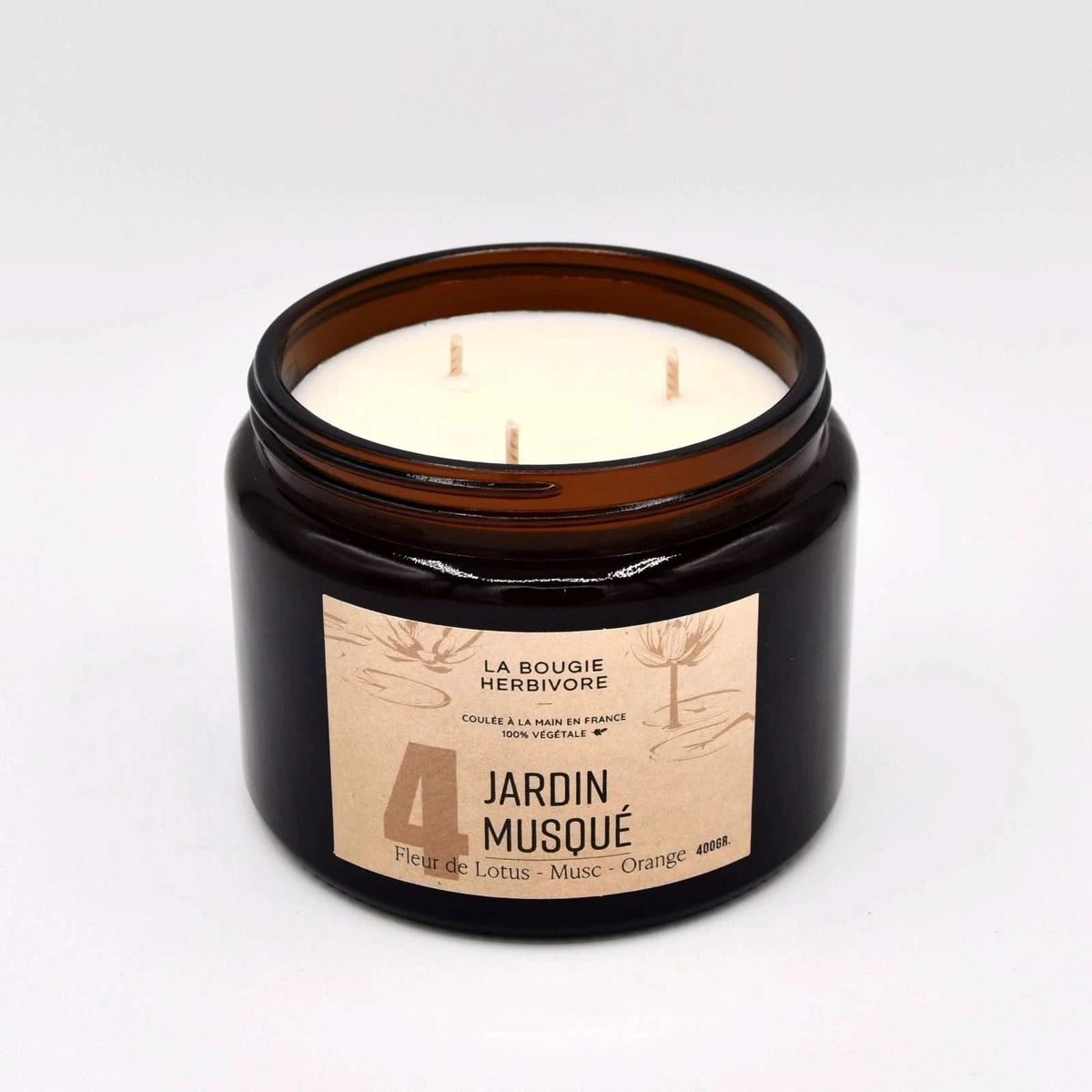 Bougie fleur de lotus et musc de La Bougie Herbivore avec trois mèches, parfum jardin musqué