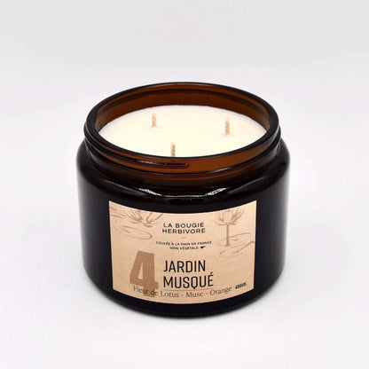 Bougie fleur de lotus et musc de La Bougie Herbivore avec trois mèches, parfum jardin musqué