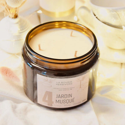 Bougie fleur de lotus et musc de La Bougie Herbivore avec trois mèches et parfum apaisant