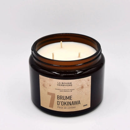 Bougie parfumée fleur de cerisier La Bougie Herbivore dans un pot en verre avec trois mèches