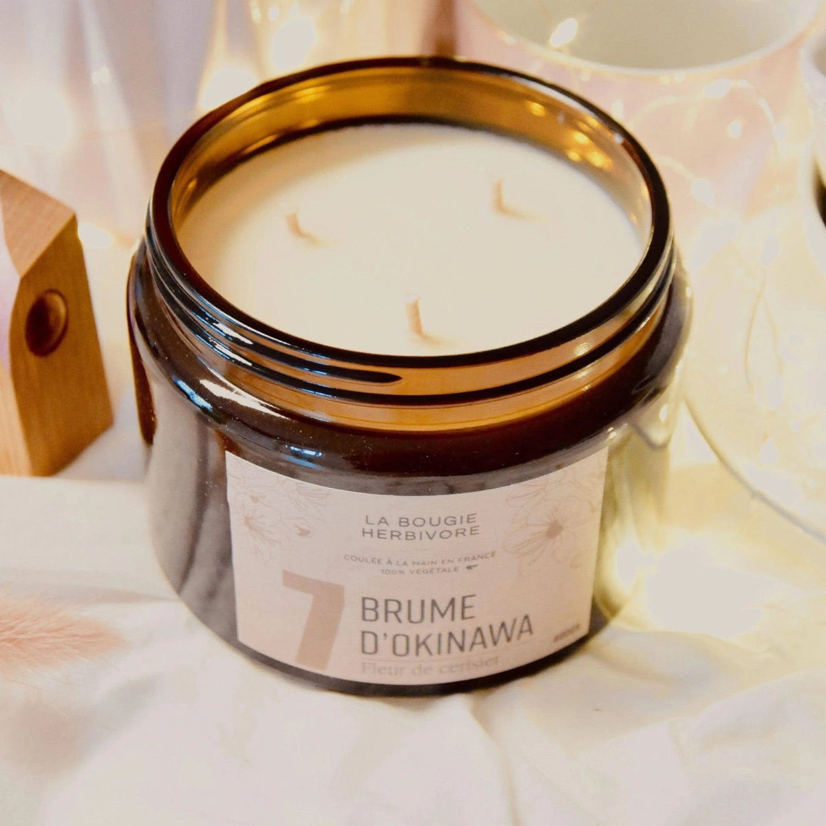 Bougie parfumée fleur de cerisier La Bougie Herbivore dans un pot en verre marron