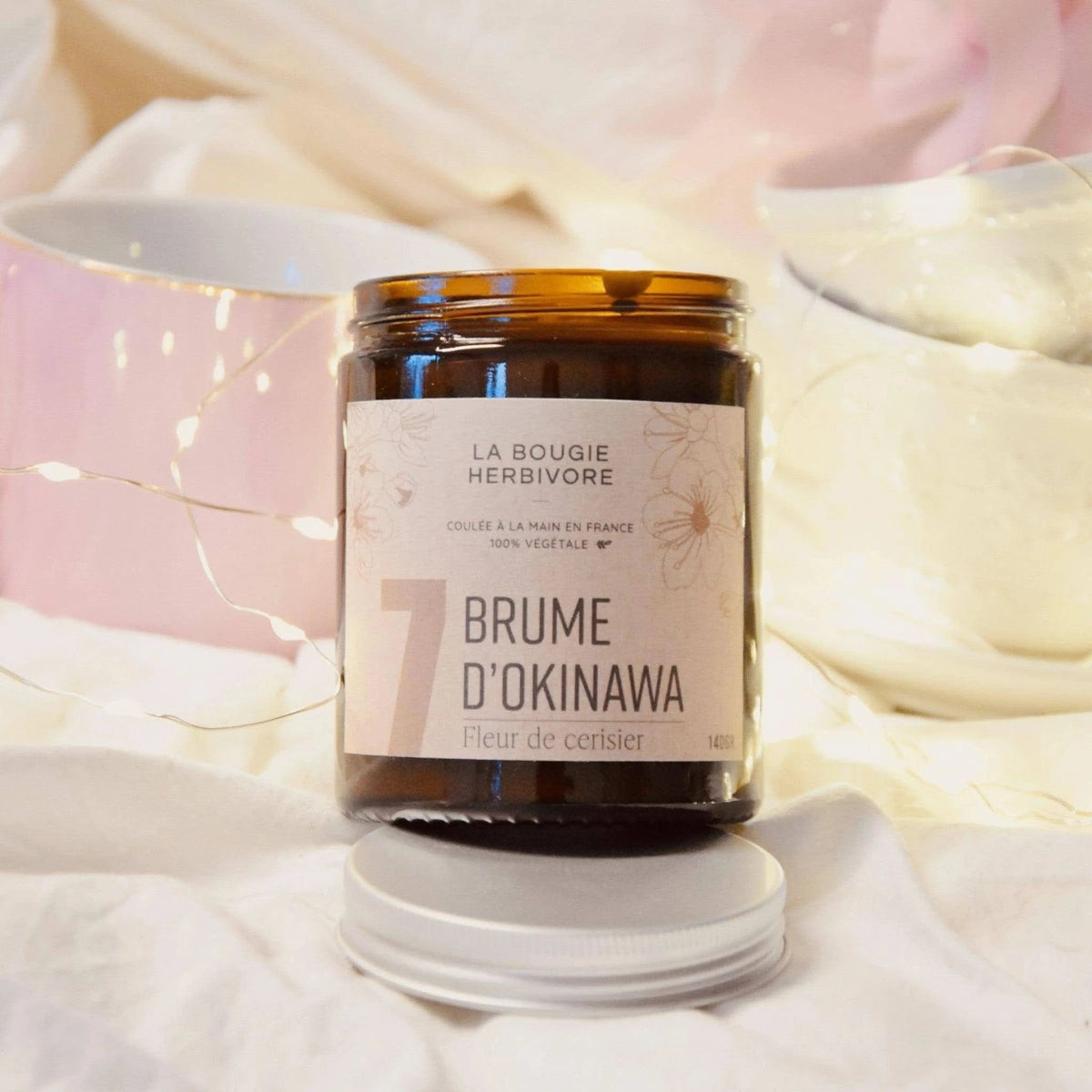 Bougie parfumée fleur de cerisier La Bougie Herbivore en pot en verre marron avec étiquette élégante, 140g