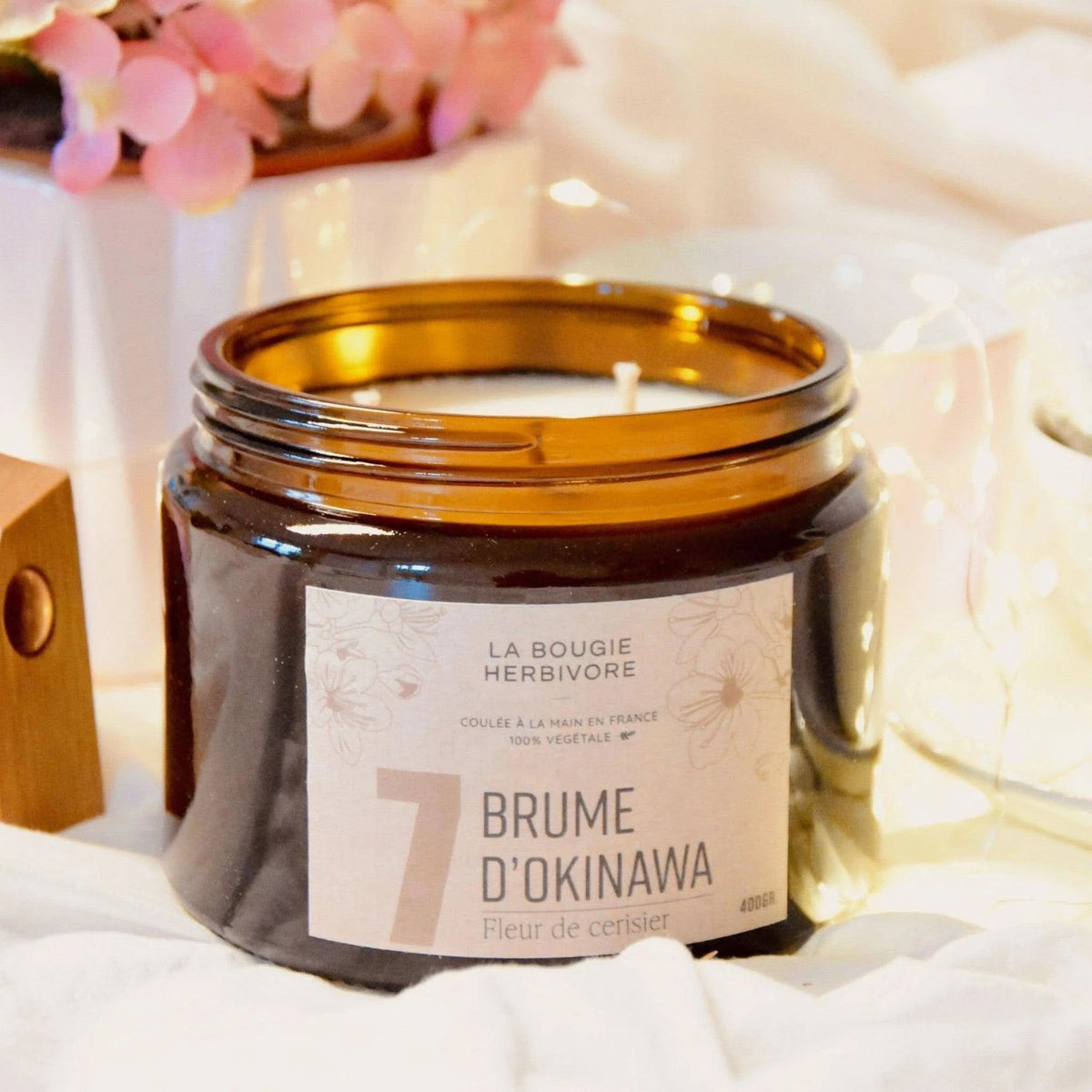 Bougie parfumée fleur de cerisier de La Bougie Herbivore dans un élégant bocal en verre