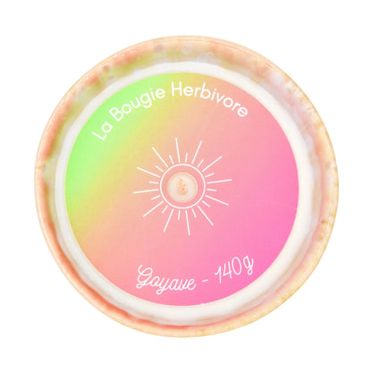 Bougie parfumée goyave de La Bougie Herbivore, 140g avec un design coloré et vibrant