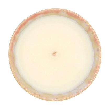 Bougie parfumée goyave de La Bougie Herbivore avec une surface lisse et crémeuse