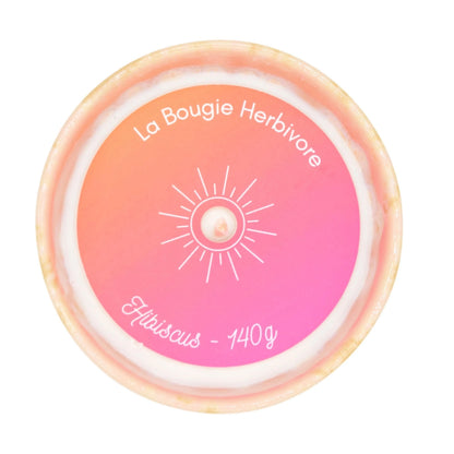 Bougie parfumée hibiscus de La Bougie Herbivore de 140g aux teintes roses et blanches