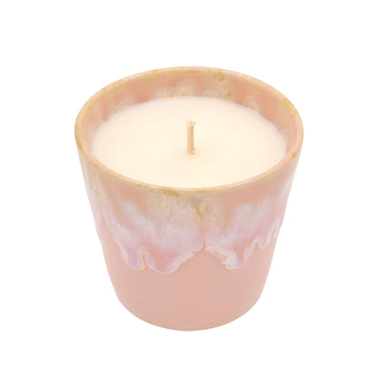 Bougie parfumée hibiscus dans un récipient rose, parfaite pour créer une ambiance relaxante