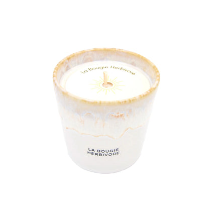Bougie parfumée lys blanc de La Bougie Herbivore dans un pot élégant avec couvercle en bois